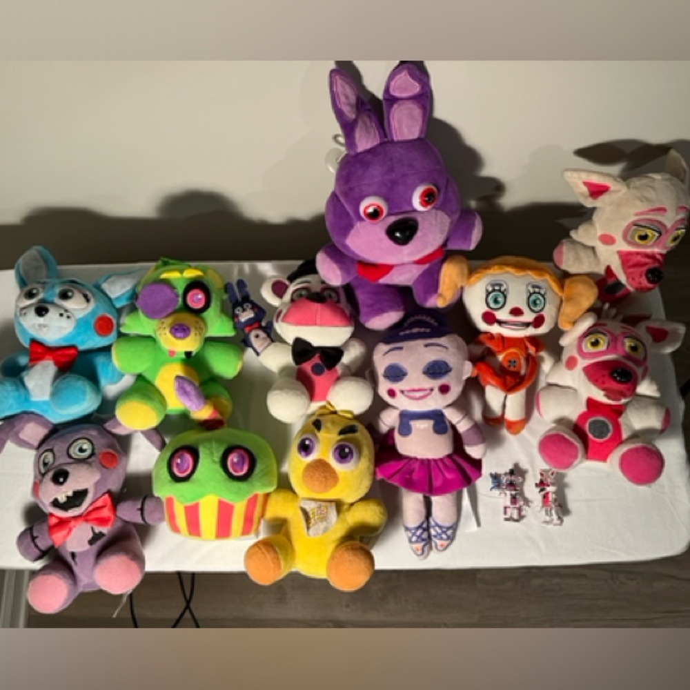 Collection of Five nights at Freddy’s plus Two Figurines